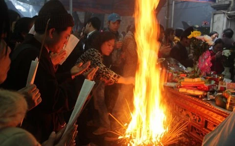 Đốt hàng mã: coi chừng tạo nghiệp xấu! ảnh 1 dot hang ma.jpg