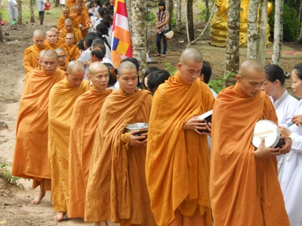 Gần 300 Tăng Ni Giáo đoàn III Khất sĩ trì bình khất thực ảnh 4 DSCN3683.JPG