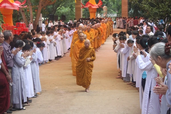 Gần 300 Tăng Ni Giáo đoàn III Khất sĩ trì bình khất thực ảnh 1 IMG_8010.JPG