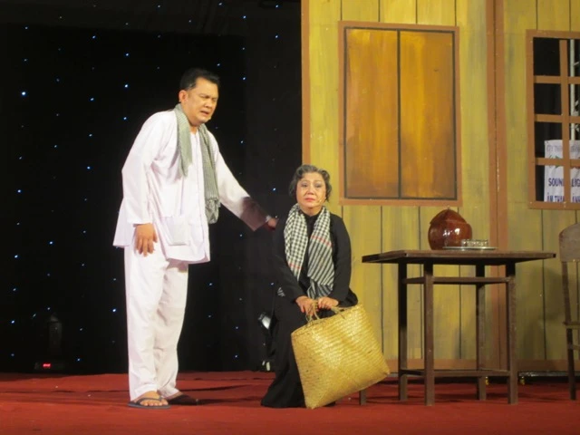 NSND Kim Cương mang niềm vui tới trẻ em mồ côi… ảnh 3 NSNDKIMCUONGVATREEM6.JPG