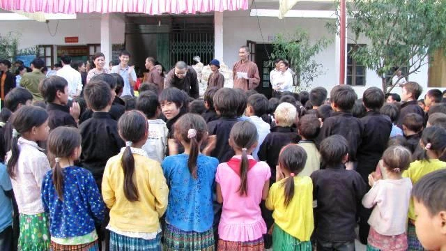 Tăng Ni sinh làm từ thiện trên cao nguyên đá ảnh 1 tu thien Ha Giang1.jpg