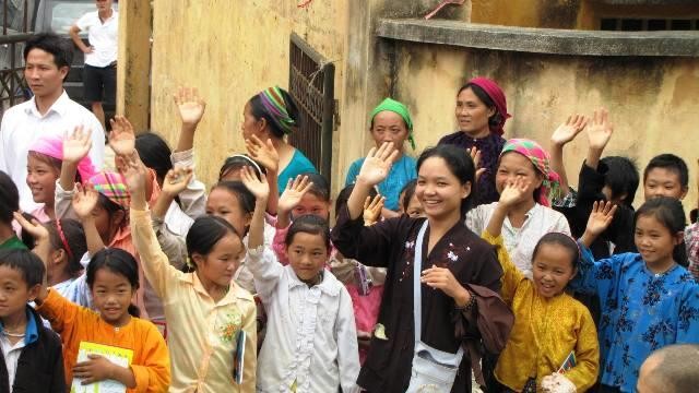 Tăng Ni sinh làm từ thiện trên cao nguyên đá ảnh 4 tu thien Ha Giang8.jpg