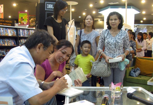 Bác sĩ - tác giả Đỗ Hồng Ngọc ký tặng độc giả hâm mộ trong buổi ra mắt tập sách Thấp thoáng lời kinh - Ảnh: Đỗ Thu Thảo