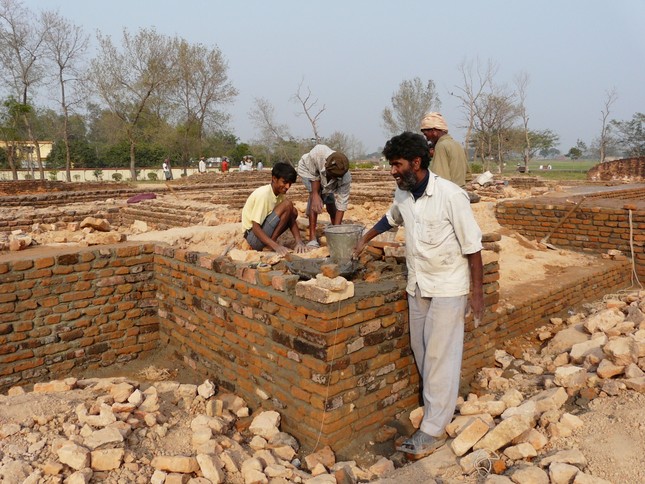 Tho xay An do dang phuc che di tich, gan Dai Kapilavasttu, anh Chuc Phu.JPG