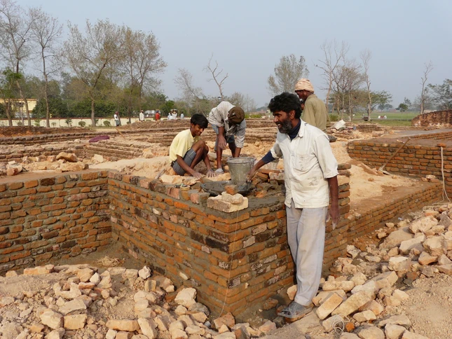 Tho xay An do dang phuc che di tich, gan Dai Kapilavasttu, anh Chuc Phu.JPG