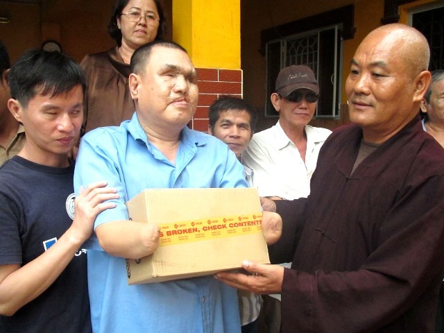 Chùa Thường Quang tặng quà cho người mù ảnh 1 0.jpg