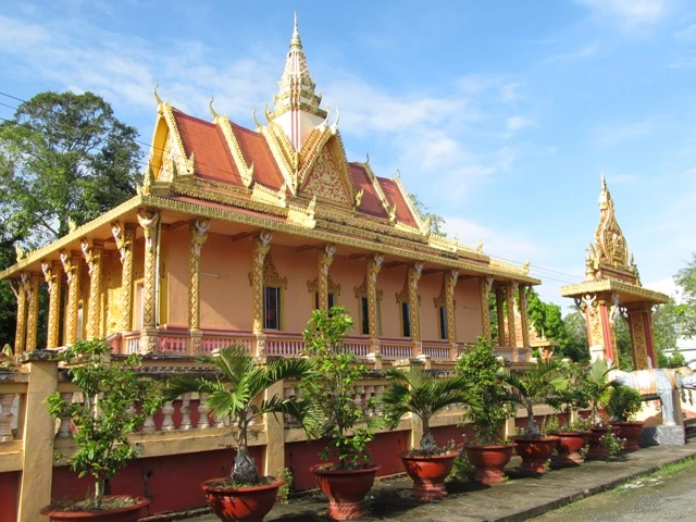 Ảnh, Chùa PôThi SaThaRam tiên phong trong việc dùng bóng đèn điện thay nến.jpg