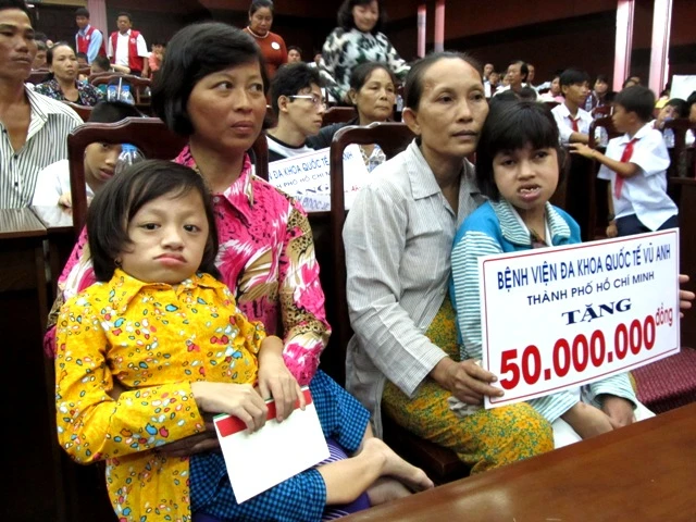 _nh 4, N_n nhân Ch_t __c Da cam ___c  nh_n quà c_a BV Qu_c t_ V_ Anh.jpg