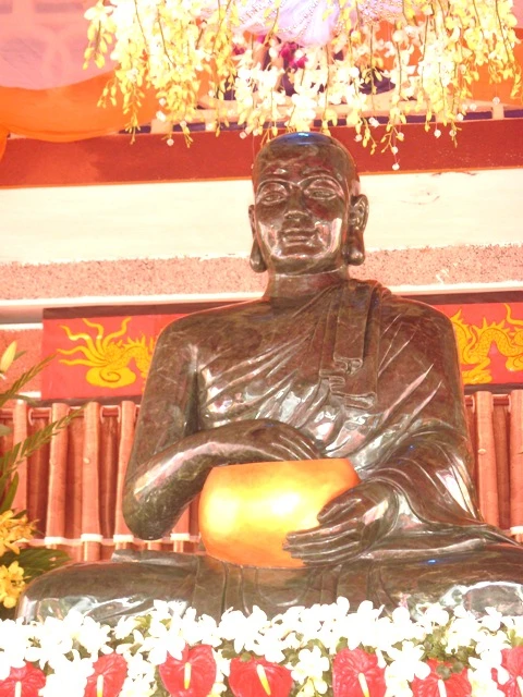 Tôn tượng Ngai Sixvali 2.JPG