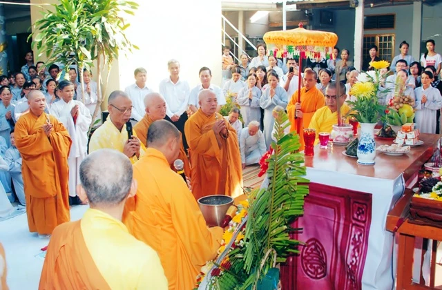 Chùa Đà Sơn đúc đại hồng chung nặng 800kg ảnh 1 Chu ton duc Tang, Ni dang huong bach Phat.jpg