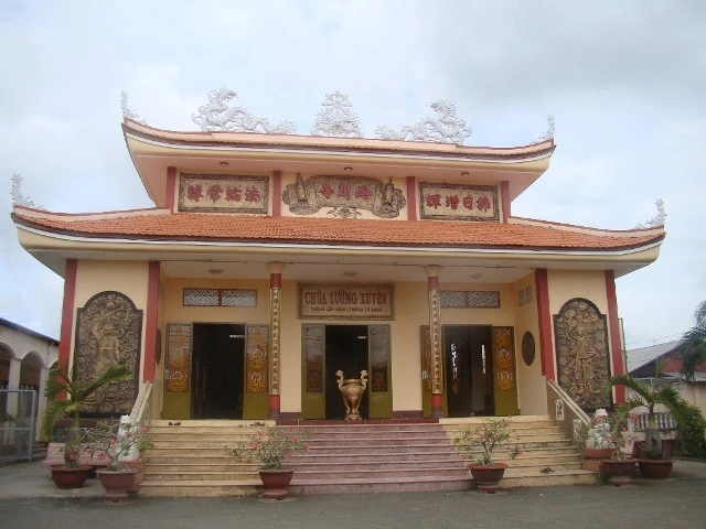 Anh DH Tra Vinh 1, chua Luong Xuyen.JPG