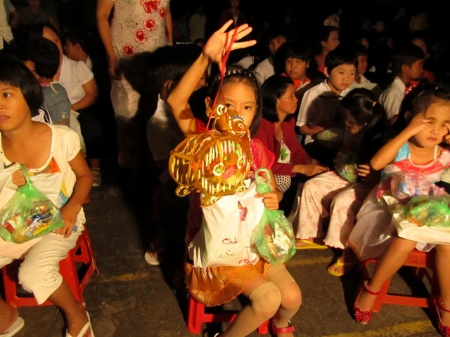 Ảnh 3,Học sinh khuyết tật khoe lồng đèn hình con thỏ.jpg