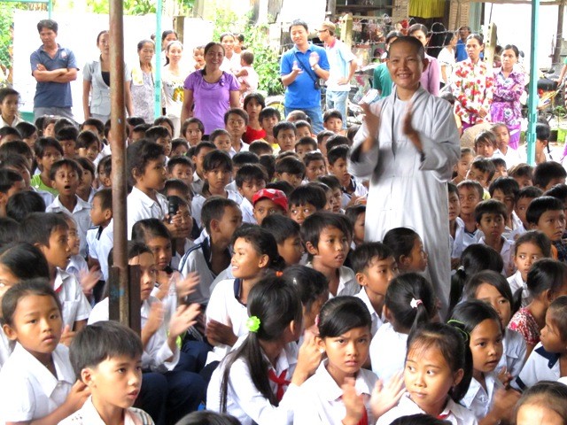 _nh_4,_Sý_cô_Thích_N__L__Quyên_v_i_các_em_h_c_sinh_dân_t_c_Khmer_c_a_trý_ng_Ti_u_h_c_Tân_Hýng_C.jpg