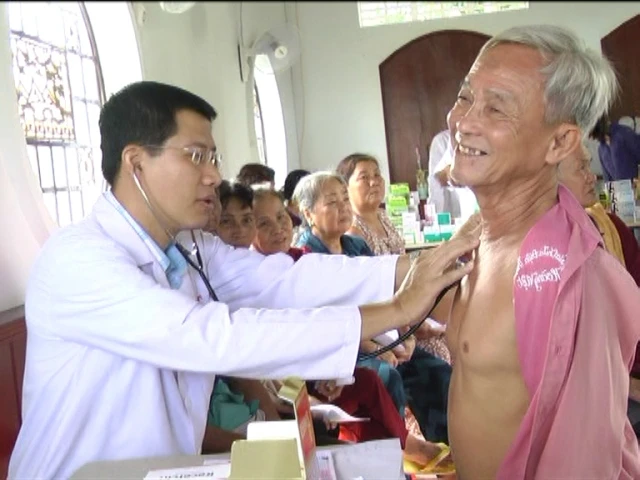 01-10 Doan y bac si kham benh cho nguoi cao tuoi 1.jpg