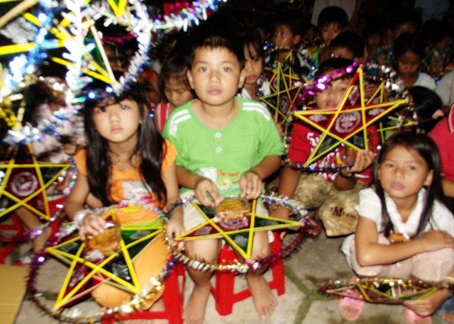 Niem vui cua tre duoc nhan qua trung thu.JPG