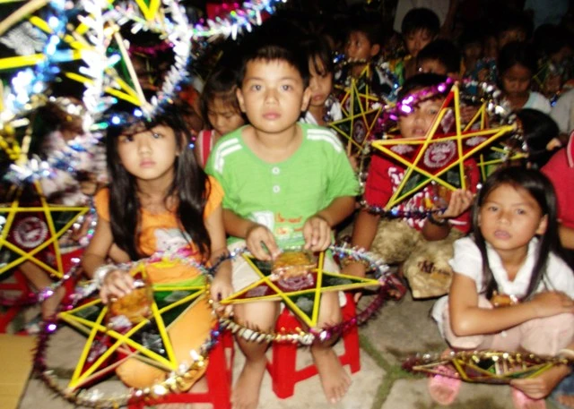 Niem vui cua tre duoc nhan qua trung thu.JPG