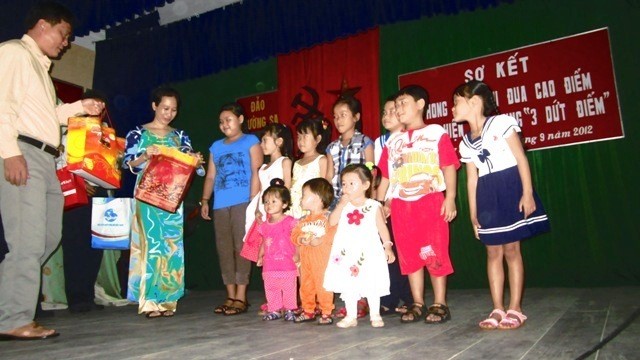 Phát quà trung thu cho các em.JPG