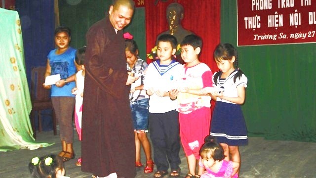 Trụ trì chùa TS tăng quà trung thu cho các cháu.JPG