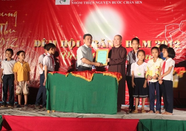 Trung thu tại đảo Trường Sa Lớn và các nơi ảnh 22 sư cô Huệ Dâng Được chính quyền xã tặng bằng khen.jpg