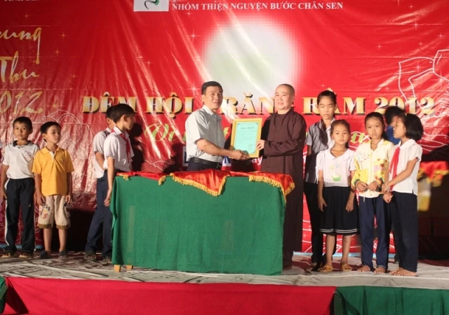 sư cô Huệ Dâng Được chính quyền xã tặng bằng khen.jpg