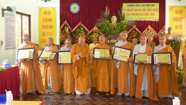 ph_n khen th²_ng cho Tpng Ni sinh c= thanh tfch h_c t_p t_t. Minh -_. .jpg