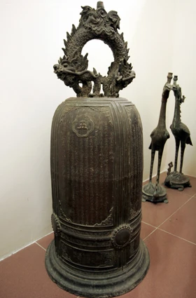 Quả chuông cổ lưu lạc suốt nhiều thập niên - Ảnh: H.Ngọc