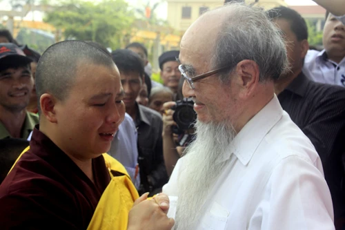 Luật sư Watanabe (phải) và sư trụ trì chùa Ngũ Hộ chia sẻ nỗi xúc động về số phận quả chuông cổ - Ảnh: H.Ngọc