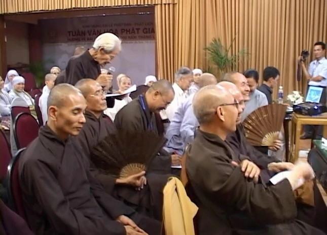 Thay Nguyen Tu Trung phat bieu tai Tuan VHPG - Hue 2010.jpg