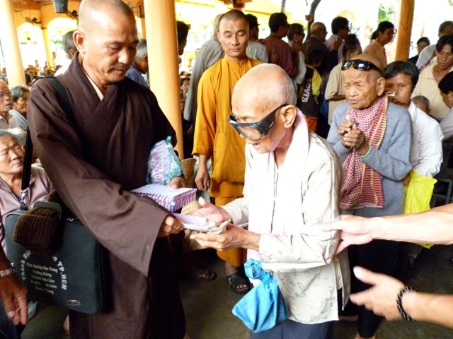 600 phần quà cho người nghèo huyện Vĩnh Châu ảnh 1 P1000180.JPG