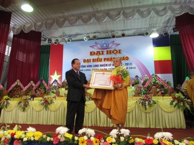 8.HT.Thích Giác Giới đón nhận huân chương đại đoàn kết.jpg