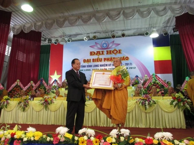 8.HT.Thích Giác Giới đón nhận huân chương đại đoàn kết.jpg