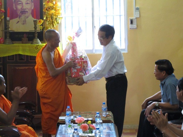 Ban Chỉ đạo Tây Nam Bộ thăm các chùa Khmer ảnh 2 _nh 2, -c Qußch Vi_t T·ng t_ng qua H_i -KSSYN t_nh ST.jpg