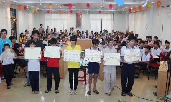 Phật giáo hướng về trẻ thơ ảnh 1 Anh Doi thoai chu ton duc, Vu Giang, Trang PGTT 663.JPG