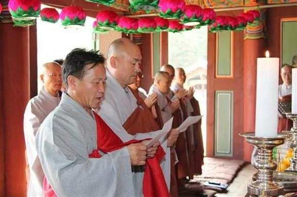 Phật tử hai miền Triều Tiên gặp gỡ tại Kumgang ảnh 1 Van cong hung.jpg