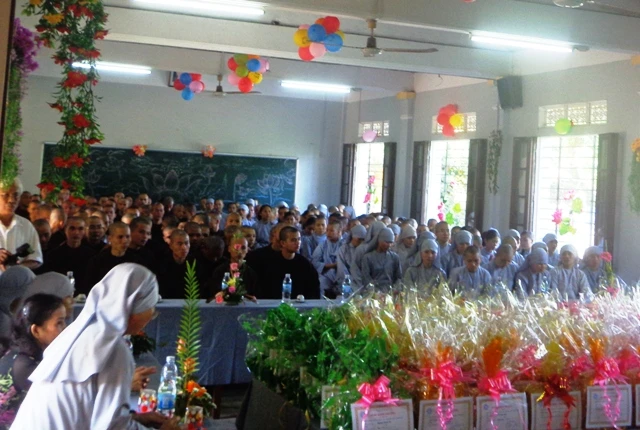 Trường TCPH Thừa Thiên Huế khai giảng năm học mới ảnh 2 ThuaThienHue2.JPG