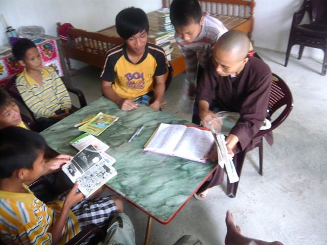 thư viện chùa Sàng-6-sư thầy Thích Đàm Nam.JPG