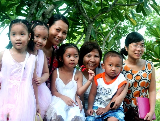 rạng rỡ Cô và trò tại Trường Sa.jpg