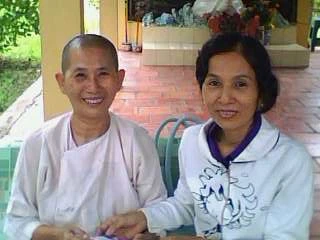 Co Ut Thu trao tien cho co so kham-chua benh mien phi Tinh xa Ngoc Khanh.jpg