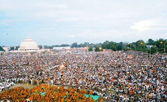 Mot buoi quy y tap the o Dikshabhoomi, Nagpur.jpg