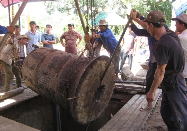Chùa Linh Quang rót đồng đúc đại hồng chung ảnh 2 duc chuong 2.JPG