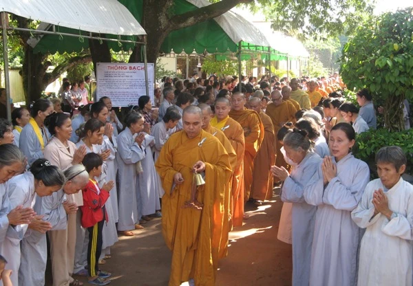 Chùa Linh Quang rót đồng đúc đại hồng chung ảnh 1 duc chuong.JPG