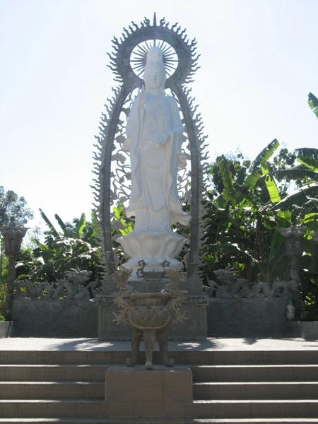 Chùa Linh Quang rót đồng đúc đại hồng chung ảnh 3 duc quan am.JPG