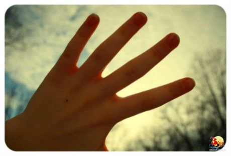 Bước qua chênh vênh ảnh 2 ban tay.jpg