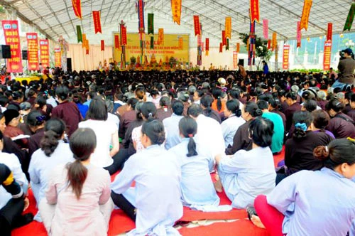 Bộ Trưởng Đinh La Thăng phát biểu trong buổi lễ Bộ trưởng Bộ GTVT cùng các nhà sư tiến hành lễ cầu siêu Dâng hương hoa tưởng niệm cho những nạn nhân xấu số sớm siêu thoát