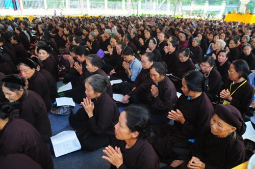 Bộ Trưởng Đinh La Thăng phát biểu trong buổi lễ Bộ trưởng Bộ GTVT cùng các nhà sư tiến hành lễ cầu siêu Dâng hương hoa tưởng niệm cho những nạn nhân xấu số sớm siêu thoát Bộ Trưởng Đinh La Thăng phát biểu trong buổi lễ Bộ trưởng Bộ GTVT cùng các nhà sư tiến hành lễ cầu siêu Dâng hương hoa tưởng niệm cho những nạn nhân xấu số sớm siêu thoát