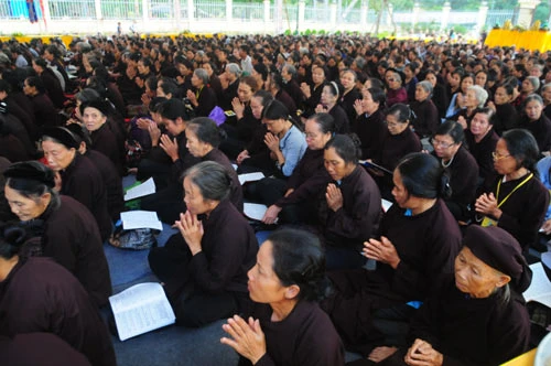 Bộ Trưởng Đinh La Thăng phát biểu trong buổi lễ Bộ trưởng Bộ GTVT cùng các nhà sư tiến hành lễ cầu siêu Dâng hương hoa tưởng niệm cho những nạn nhân xấu số sớm siêu thoát