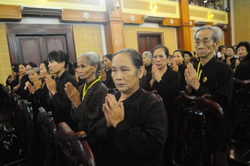 Bộ Trưởng Đinh La Thăng phát biểu trong buổi lễ Bộ trưởng Bộ GTVT cùng các nhà sư tiến hành lễ cầu siêu Dâng hương hoa tưởng niệm cho những nạn nhân xấu số sớm siêu thoát