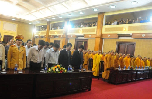 Bộ Trưởng Đinh La Thăng phát biểu trong buổi lễ Bộ trưởng Bộ GTVT cùng các nhà sư tiến hành lễ cầu siêu Dâng hương hoa tưởng niệm cho những nạn nhân xấu số sớm siêu thoát