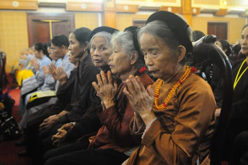 Bộ Trưởng Đinh La Thăng phát biểu trong buổi lễ Bộ trưởng Bộ GTVT cùng các nhà sư tiến hành lễ cầu siêu Dâng hương hoa tưởng niệm cho những nạn nhân xấu số sớm siêu thoát