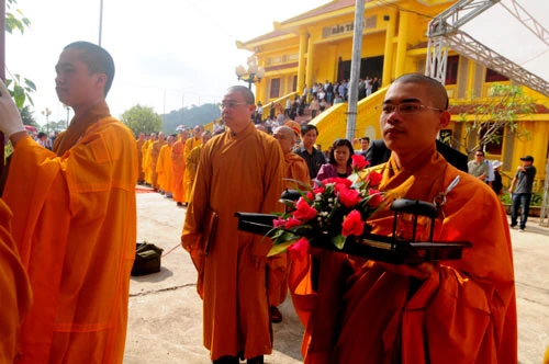 Bộ Trưởng Đinh La Thăng phát biểu trong buổi lễ Bộ trưởng Bộ GTVT cùng các nhà sư tiến hành lễ cầu siêu Dâng hương hoa tưởng niệm cho những nạn nhân xấu số sớm siêu thoát